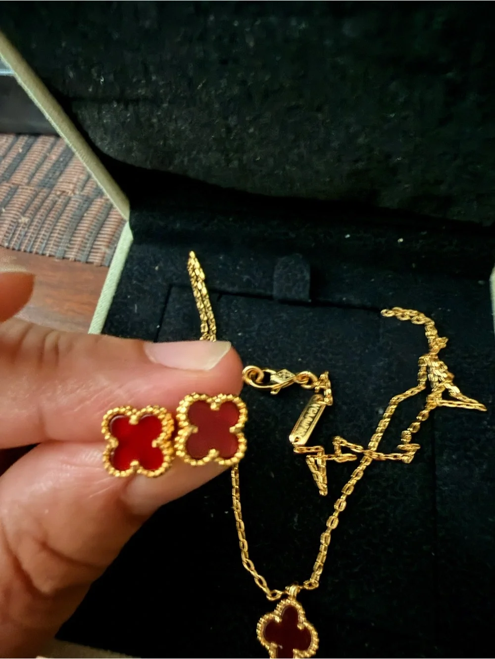 N/A elegant gold